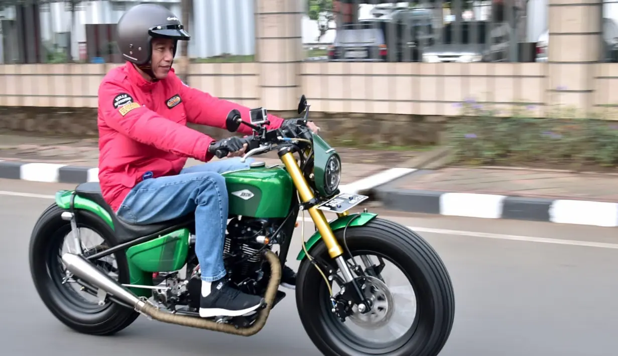 Presiden Joko Widodo (Jokowi) mengendarai motor menuju Pasar Anyar, Tangerang, Banten, Minggu (4/11/2018). Tampil dengan gayanya yang khas, Jokowi mengendarai sepeda motor custom untuk menuju ke pasar. (Liputan6.com/HO/Biro Pers Setpres)