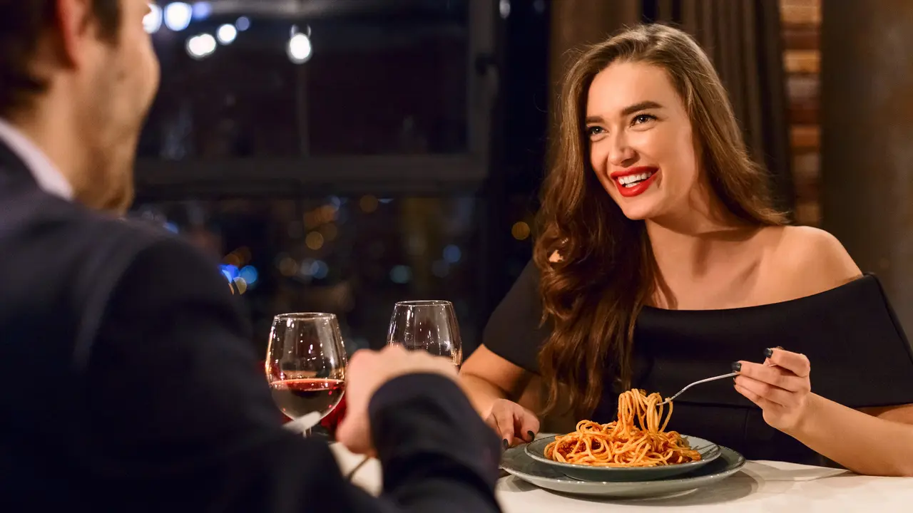 10 Inspirasi First Date Outfit yang Feminin untuk Dinner, Bikin Pasangan Auto Pangling