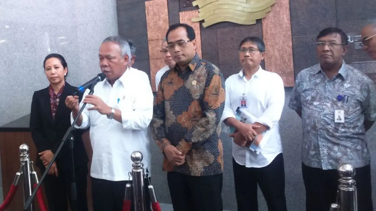 Menteri PUPR Basuki Hadimuljono memberikan keterangan usai melakukan pertemuan dengan Menteri BUMN Rini Soemarno dan Menteri Perhubungan Budi Karya Sumadi, Selasa (20/2/2018). (Maul/Liputan6.com)