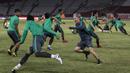 Para pemain Timnas Indonesia saat mengikuti latihan di SUGBK, Jakarta, Sabtu (13/1/2018). Timnas Indonesia menggelar latihan terakhir sebelum laga persahabatan melawan Islandia. (Bola.com/Vitalis Yogi Trisna)