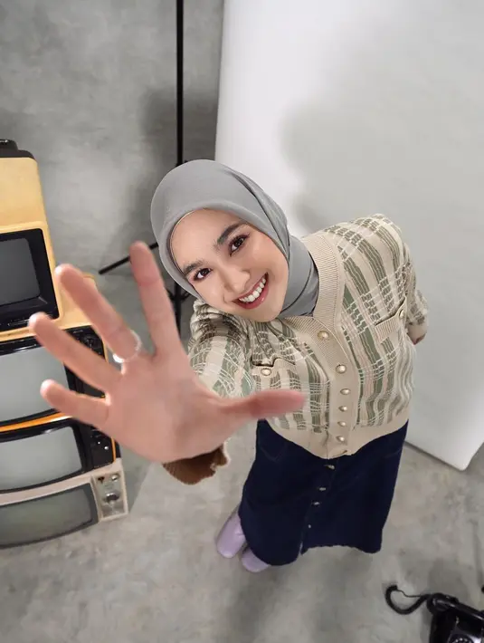 Manisnya penampilan Cut Syifa yang memadukan sweater bernuansa kehijauan engan rok hitam panjang dan hijab abu-abu polos. [Foto: Instagram/cutsyifaa]