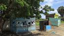 Stan yang rusak setelah bentrokan etnis di sebuah pasar di kota Roseires, Sudan tenggara (8/8/2022). Bentrokan etnis dalam sengketa tanah yang mematikan di negara bagian Nil Biru Sudan telah menewaskan 105 orang dan melukai 291, kata menteri kesehatan negara bagian itu. (AFP/Ashraf Shazly)