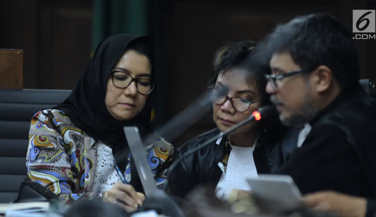 Terdakwa gratifikasi pemberian izin lokasi perkebunan kelapa sawit, Rita Widyasari bersama penasehat hukumnya saat sidang lanjutan di Pengadilan Tipikor, Jakarta, Rabu (23/5). Sidang mendengar keterangan saksi. (Liputan6.com/Helmi Fithriansyah)