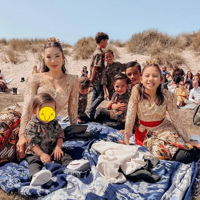 6 Potret Keluarga Jennifer Bachdim Kondangan di Jerman, Pakai Kebaya dan Batik