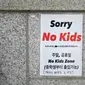 Foto yang diambil pada 20 Juli 2023 ini menunjukkan tanda 'No Kids Zone' di pintu masuk sebuah kafe di Seoul. Di negara dengan tingkat kelahiran terendah di dunia, munculnya semakin banyak fasilitas yang melarang anak-anak, seperti kafe, perpustakaan, dan galeri seni, membuat marah para orangtua, seperti anggota parlemen Korea Selatan Yong Hye In. (Yelim LEE/AFP)