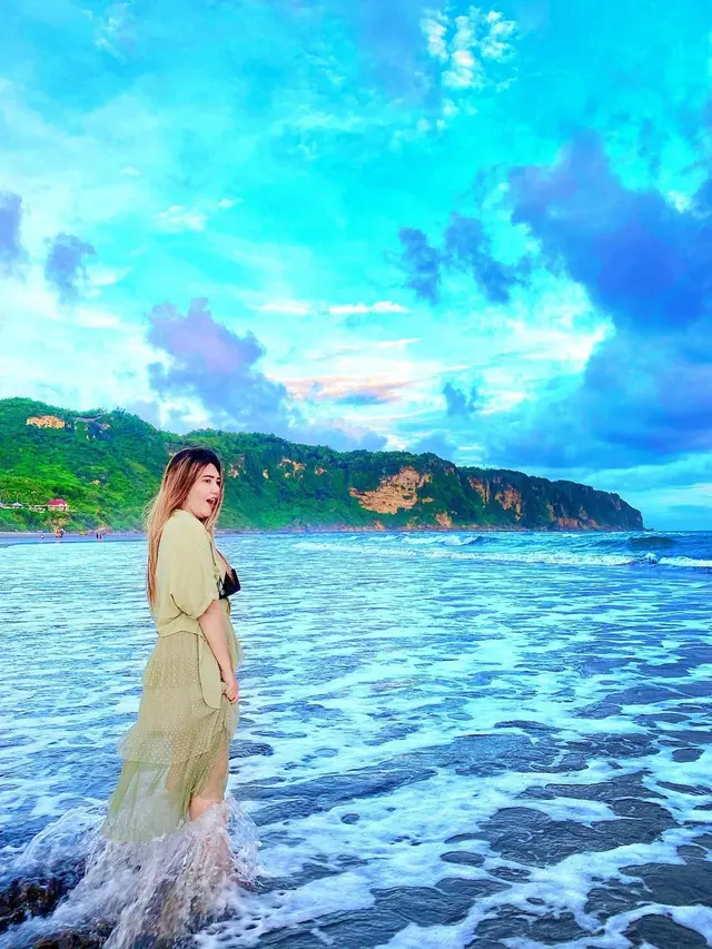 6 Momen Liburan Via Vallen di Yogyakarta, Main di Pantai Parangtritis