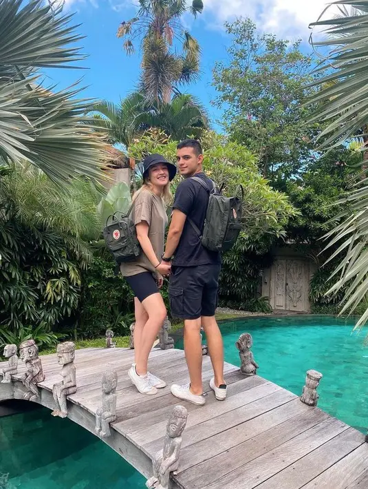Traveling bareng, pasangan berwajah blasteran ini tampil serasi mengenakan t-shirt, celana pendek, dan tas senada. Gemas! (Instagram/natasharyder).