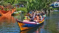 Menparekraf Sandiaga Uno dan Youtuber Atta Halilintar menyusuri sungai menggunakan perahu pada peresmian Kampung Karst Rammang Rammang, Sulawesi Selatan, Kamis (17/06/2021). Kegiatan tersebut merupakan rangkaian promosi dalam program Anugerah Desa Wisata Indonesia 2021. (Liputan6.com/HO/Parekraf)