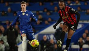 Striker Bournemouth asal Ghana #24 Antoine Semenyo (kanan) mengoper bola di depan gelandang Chelsea asal Inggris #10, Cole Palmer (kiri), selama pertandingan Liga Inggris antara Chelsea dan Bournemouth di Stamford Bridge, London, Rabu (31-12-2025) dini hari WIB. (Adrian Dennis/AFP)