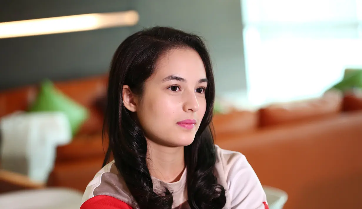 Pemeran Chelsea Islan jadi medok menggunakan logat Jawa Timur, Surabaya. Ternyata, dalam film 3 Srikandi, ia tidak hanya dituntut untuk menarik busur panah, tapi juga logat Surabaya. (Galih W. Satria/Bintang.com)