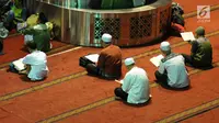 Umat muslim membaca Al-Quran secara berjamaah pada hari ke-28 bulan suci Ramadan di Masjid Istiqlal, Jakarta, Selasa (12/6). Sejumlah umat muslim meningkatkan ibadah mereka dengan melakukan itikaf di Masjid Istiqlal. (Liputan6.com/Helmi Fithriansyah)