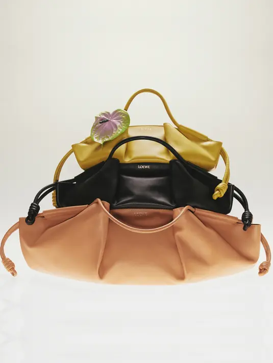 Tas Paseo memiliki ukuran hingga XL. Dipasangkan dengan rantai donat gold yang melingkari tepi tas. Yang menarik perhatian pada tas bersiluet unik ini adalah hiasan logo LOWEW yang timbul di bagian depan tas. [Foto: Dok. LOEWE]