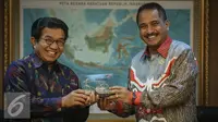 Ketua Dewan Komisioner OJK Muliaman D. Hadad menerima Cinderamata dari Menpar, Arief Yahya usai menandatangani MoU, Jakarta (19/4). MoU terkait pengembangan destinasi dan industri pariwisata melalui Lembaga Jasa Keuangan. (Liputan6.com/Faizal Fanani)