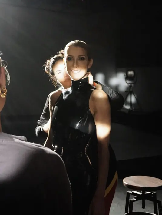 Halter neck hitam membautnya tampil awet muda, dengan bawahan celana dan sabuk sebagai penambah penampilan. @celinedion