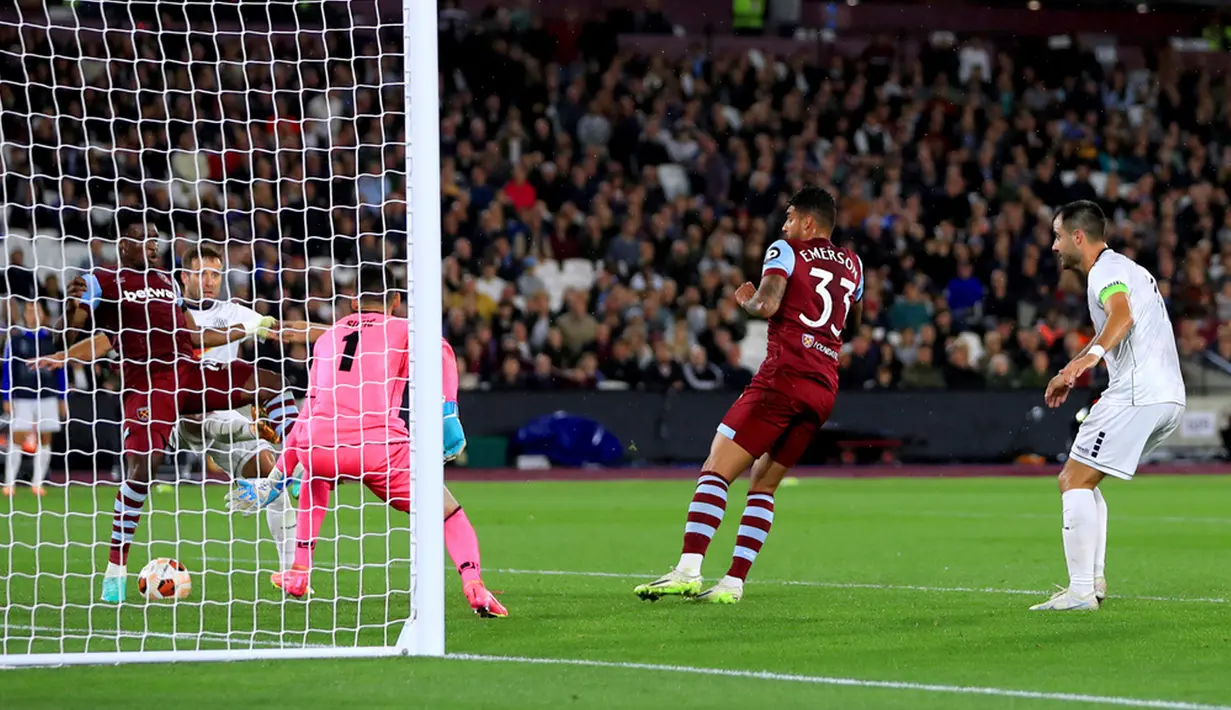 Menunggu hampir 20 menit, akhirnya West Ham United mendapatkan gol pertamanya sekaligus menyamakan kedudukan lewat gol bunuh diri Nemanja Petrovic menit 66. Skor menjadi 1-1. (Bradley Collyer/PA via AP)