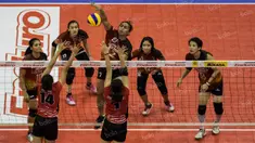 Pevoli Jakarta Elektrik PLN, Aprilia Manganang, melakukan smash saat melawan Jakarta Pertamina Energi pada final Proliga 2016 di Istora Senayan, Jakarta, Minggu (15/5/2016). (Bola.com/Vitalis Yogi Trisna)