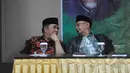 Salahuddin Wahid (kanan) berbincang dengan Malik Madani saat diskusi menyambut satu abad NU dan Muktamar NU ke-33, Jakarta, Senin (30/3/2015). Diskusi mengangkat tema "Muktamar Bersih" yang mencermati isu-isu perpecahan. (Liputan6.com/Herman Zakharia)