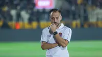 Pelatih Persijap Jepara, Mario Lemos, saat laga uji coba melawan Persipura Jayapura di Stadion Gelora Bumi Kartini (GBK) Jepara, Sabtu (26/7/2025). (Bola.com/M. Iqbal Ichsan)