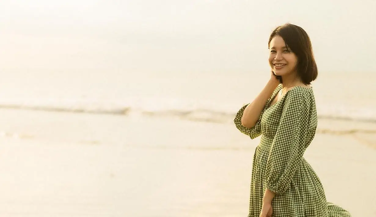 Kerap dipuji dengan pesona awet mudanya, penampilan Rossa memang tidak banyak berubah sejak dulu. Ia pun tampil makin menawan dengan gaya rambut pendeknya. Apalagi saat ini rambutnya makin pendek sampai leher. (Liputan6.com/IG/@itsrossa910)
