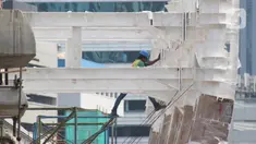 Pekerja melakukan aktivitas pembangunan dan pemasangan penyangga Stasiun LRT di Jalan HR Rasuna Said, Jakarta, Sabtu (30/11/2019). Per 22 November 2019, secara keseluruhan progres pembangunan Kereta Light Rapid Transit (LRT) sudah mencapai 67,56 persen. (Liputan6.com/Helmi Fithriansyah)
