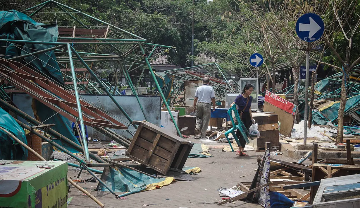 Pembongkaran dilakukan karena lokasi yang dihuni pedagang ini akan dibangun pasar binaan, sekaligus menata lokasi bagi para pedagang kaki lima di ibukota, Jakarta, (16/10/14). (Liputan6.com/Faizal Fanani)