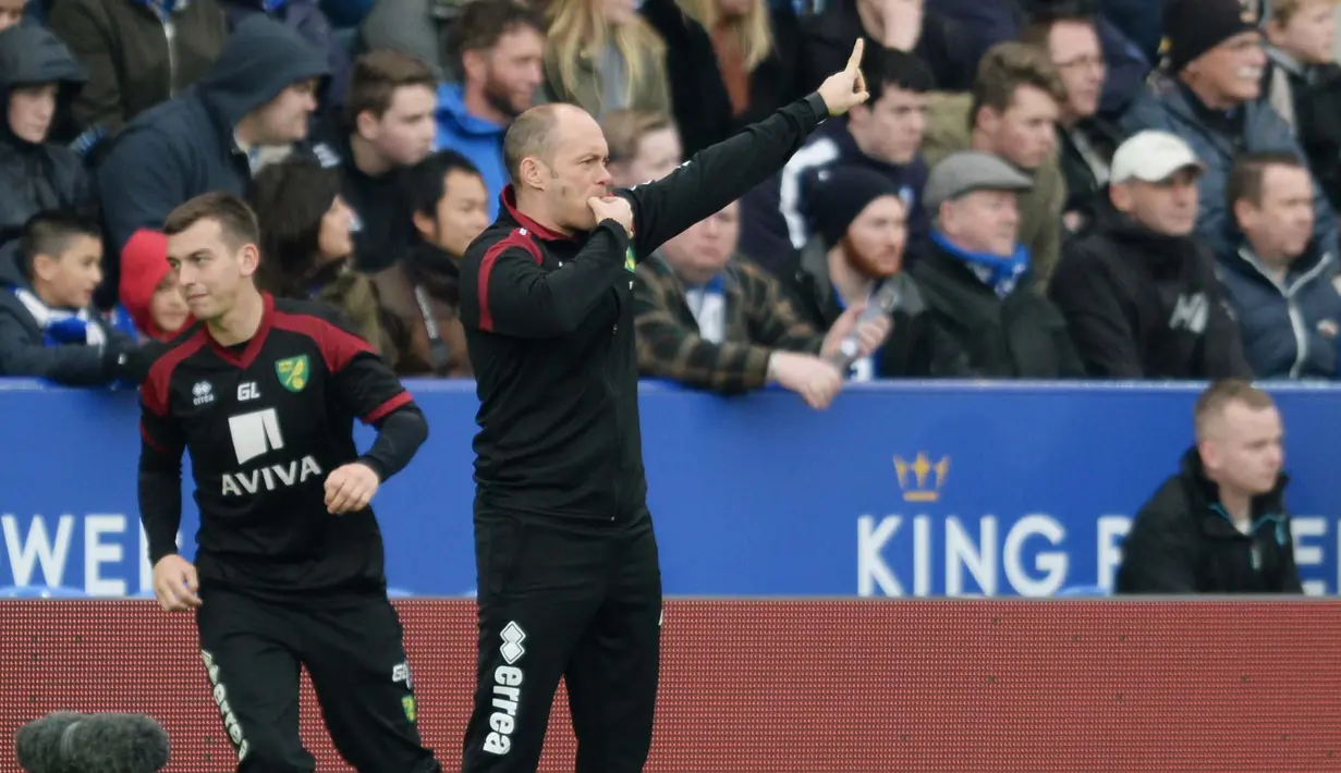  Pelatih Norwich City,  Alex Neil memberikan instruksi kepada anak asuhnya saat bertamu ke kandang Leicester City pada lanjutan Liga Inggris pekan ke-27 di Stadion King Power, Sabtu (27/2/2016) malam WIB. (Reuters/Alan Walter)
