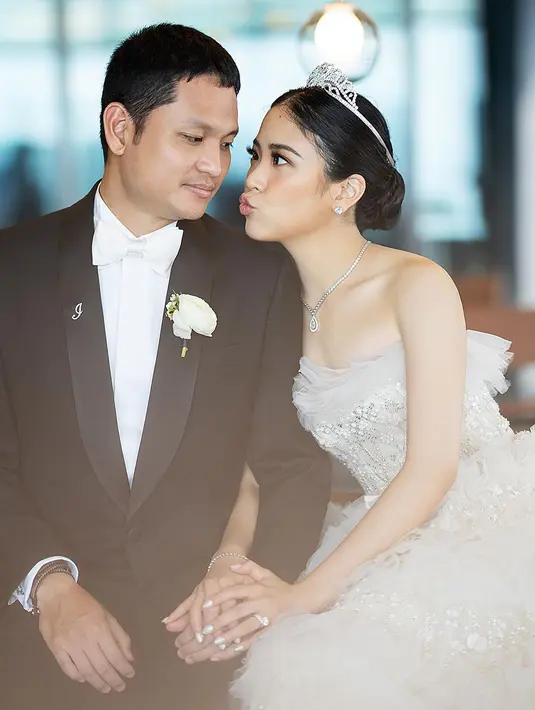 Jessica Tanoesoedibjo juga menikah dengan penampilan bak putri raja. Ia dibalut strapless wedding gown putih dan memakai mahkota yang menyempurnakan penampilannya secara keseluruhan. [Foto: Instagram/jessicatanoe]