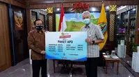 Emtek Peduli Corona, Ketua Umum YPP Imam Sudjarwo menyerahkan bantuan APD ke Gubernur Jawa Tengah Ganjar Pranowo, Selasa (7/7/2020)