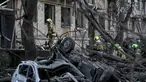 Tim penyelamat Ukraina melakukan upaya pencarian korban di lokasi serangan rudal Rusia di Kyiv, Kamis 24 April 2025. (Genya SAVILOV/AFP)