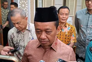 Menteri Energi dan Sumber Daya Mineral (ESDM) Bahlil Lahadalia saat ditemui di Kantor Kementerian ESDM, Jakarta, Jumat (11/9/2026). (Liputan6.com/Arief)
