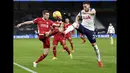 Pemain Liverpool, James Milner (kiri) berebut bola dengan pemain Tottenham Hotspur, Matt Doherty dalam pertandingan lanjutan Liga Inggris 2020/2021 di Tottenham Hotspur Stadium, Jumat (29/1/2021) dini hari. (Foto: AP/Pool/Shaun Botterill)