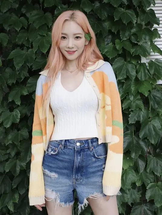 TaeYeon tampil fresh dengan cardigan colorful dipadukan tanktop rajut, dengan bawahan short pants ripped. Dok. Instagram @taeyeon_ss