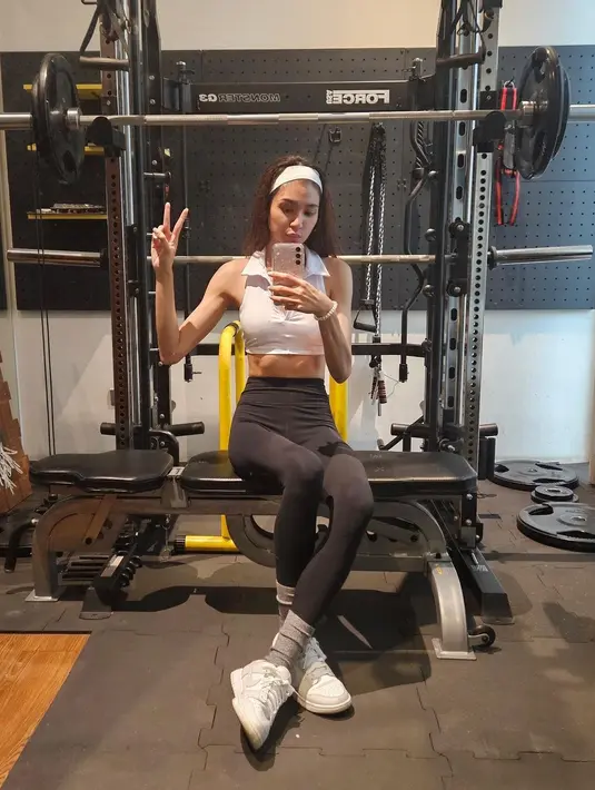 Kala ngegym, Mikha tampil dengan  Collared Longline Sports Bra, dipadu celana legging dan bandana. [Foto: IG/miktambayong].