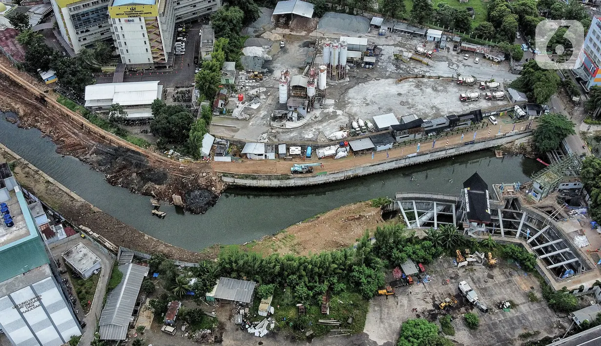 Pandangan udara proyek pembangunan sodetan Kali Ciliwung di Banjir Kanal Timur (BKT), Jakarta Timur, Senin (20/2/2023). Progres pembangunan sodetan Kali Ciliwung menuju BKT sudah mencapai 62 persen. Proyek yang menelan biaya mencapai Rp1,2 triliun ini ditargetkan berfungsi paling lambat April 2023. (merdeka.com/Iqbal S Nugroho)