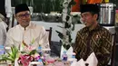 Presiden Joko Widodo atau Jokowi (kanan) dan Ketua MPR Zulkifli Hasan tertawa saat buka puasa bersama di Rumah Dinas MPR Widya Chandra, Jakarta, Jumat (8/6). Buka bersama untuk menjalin silaturahmi antara pejabat negara. (Liputan6.com/JohanTallo)
