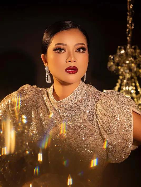 Hanum juga tak kalah menawan saat tampil dengan glam makeup look yang berfokus pada area mata dan bibir yang bold.