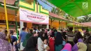 Warga antre membeli paket sembako murah dalam rangka Program BUMN Hadir Untuk Negeri di Kalimantan Barat, Sabtu (17/8/2019). PT Askrindo, Perindo dan PTPN XIII menggelar pasar murah dengan menjual 1.000 paket sembako terdiri dari beras, minyak goreng dan makanan pokok lainnya.(Liputan6.com/HO/Iqbal)