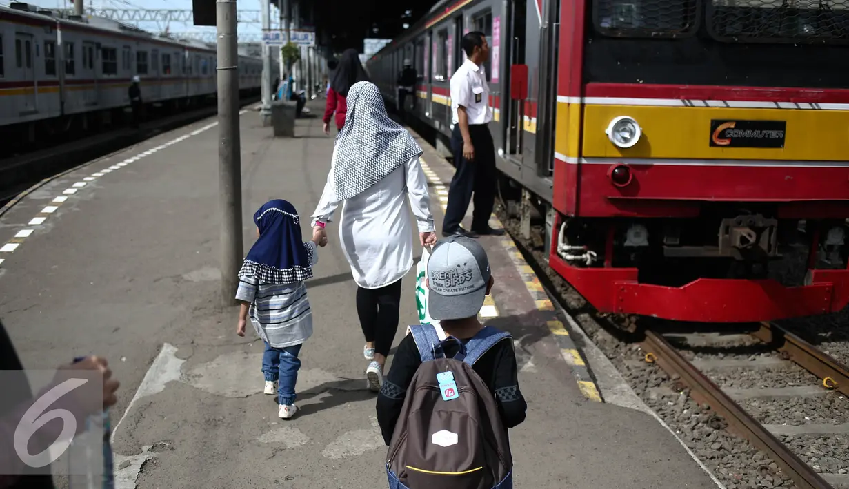 Penumpang bersiap menaiki kereta rel listrik di Stasiun Bogor, Jawa Barat, Rabu (21/12). PT KAI Commuter Jabodetabek (KCJ) menargetkan untuk dapat melayani 1,2 juta penumpang per hari pada awal 2019. (Liputan6.com/Faizal Fanani)