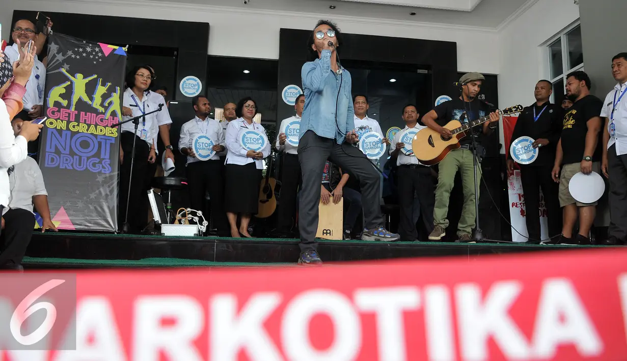 Grup Musik Slank saat Konser di Lobi Gedung BNN usai melakukan pertemuan, Jakarta, Kamis (17/3). Pertemuan untuk bersilaturahmi dan kerjasama untuk melakukan pemberantasan narkoba lewat lagu-lagu Slank. (Liputan6/Johan Tallo)