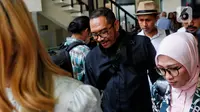 Jonathan tiba di PN Jaksel pukul 09.49 WIB. Jonathan didampingi kuasa hukumnya, Mellisa Anggraini. (Liputan6.com/Angga Yuniar)