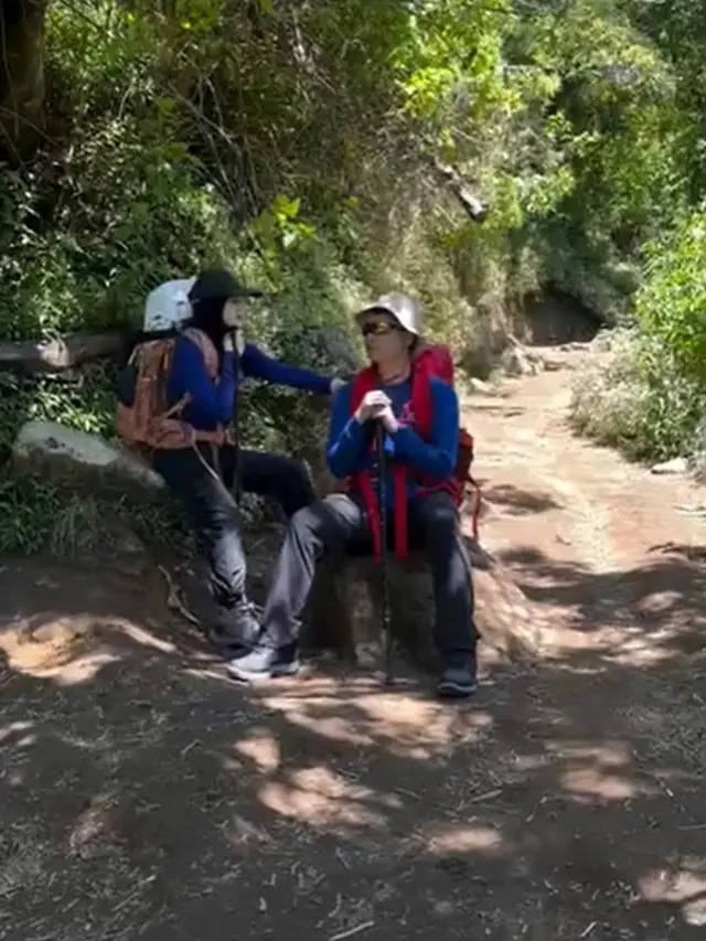 6 Potret Henny Rahman dan Alvin Faiz Mendaki Gunung Merbabu, Jadi Hobi Baru