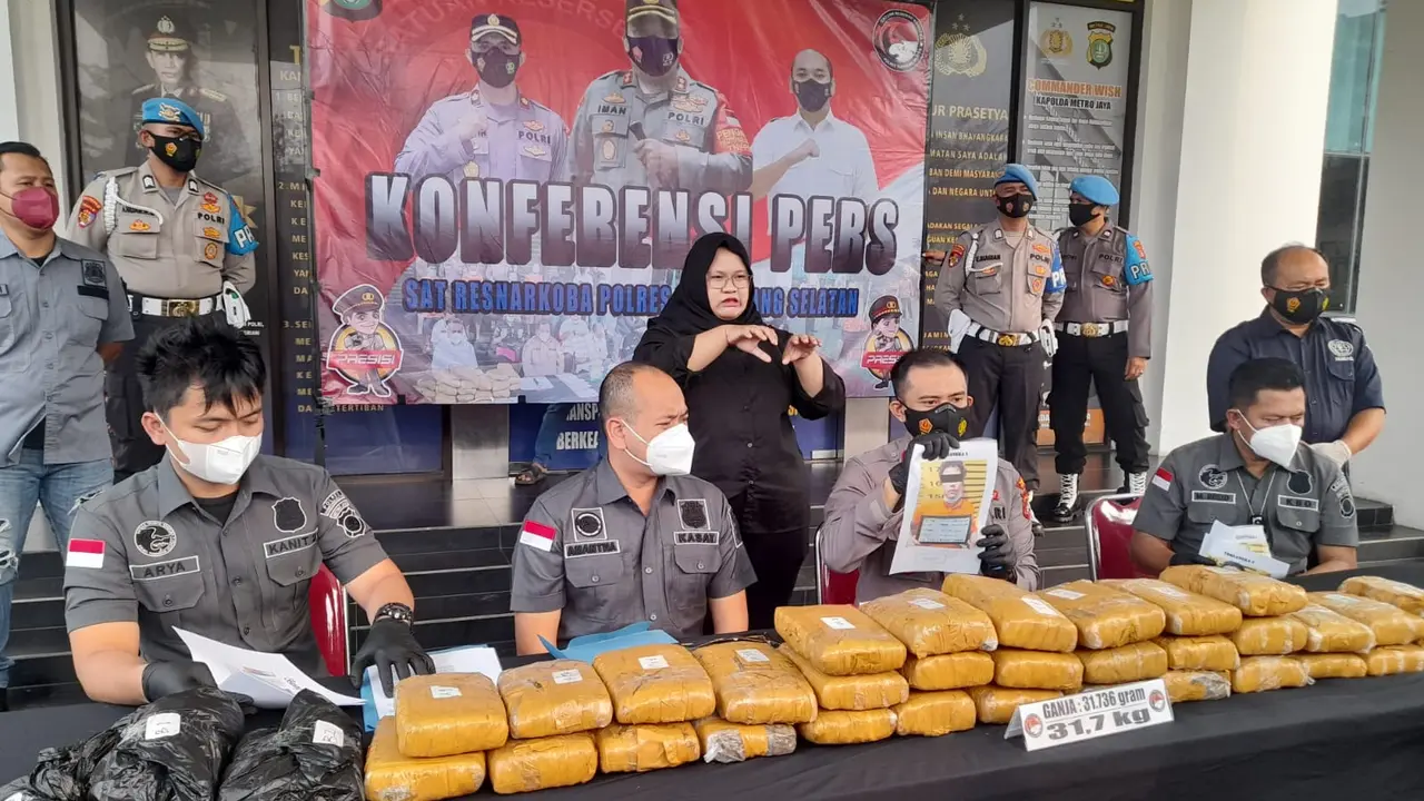 Polres Tangsel mengungkap kasus peredaran narkoba jenis ganja seberat 31 kilogram