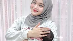 Melihat Putri Delina menggendong Baby Selina, banyak penggemar yang memberikan komentar positif di kolom komentar unggahan terbarunya. Tak sedikit netizen yang mengagumi hubungan yang erat antara Putri Delina dan keponakan pertama itu. Dengan kehadiran Baby Selina, diharapkan ada lebih banyak momen manis yang akan dibagikan oleh keluarga Sule. (Liputan6.com/IG/@putridelinaa)
