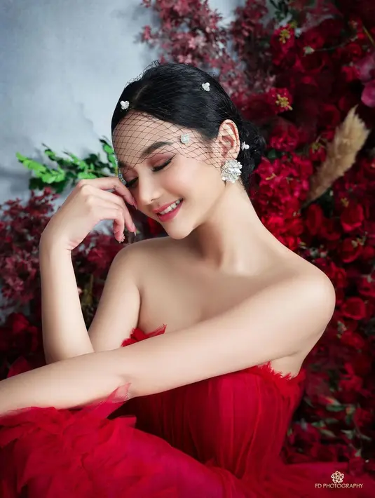 Sementara Rendi John tampil gagah dengan setelan jas garis-garis hitam karya Rusli Hadiwinata.