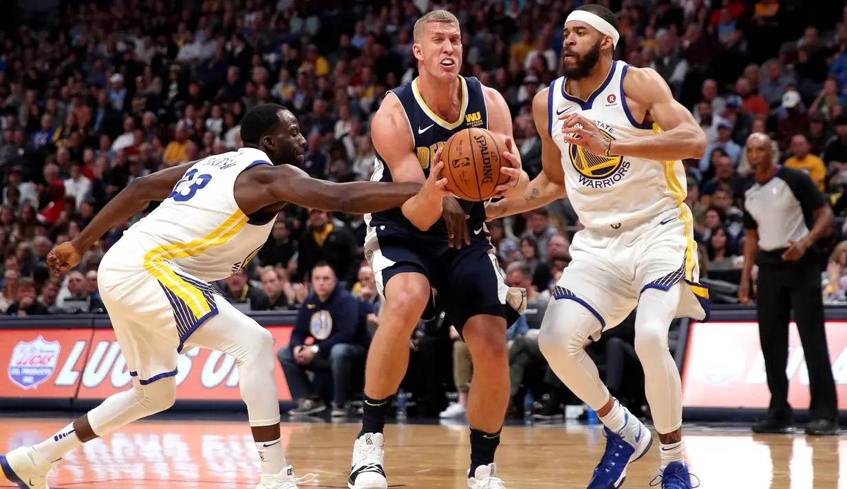 Pebasket Denver Nuggets, Mason Plumlee, berusaha melewati hadangan pebasket Golden State Warriors pada laga NBA di Pepsi Center, Denver, Sabtu (4/11/2017). Warriors menang 127-108 atas Nuggets. (AFP/Matthew Stockman)