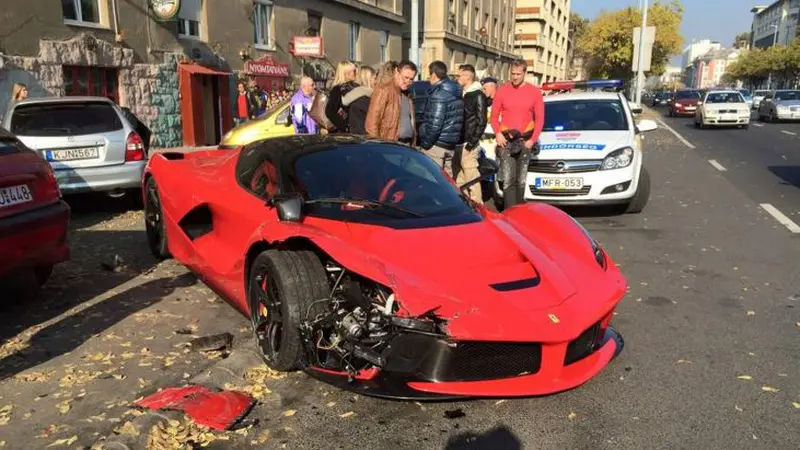 Hilang Traksi, LaFerrari Hantam Tiga Mobil