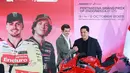 Menpora RI, Erick Thohir bersama Chief Sporting Officer Dorna Carlos Ezpeleta berjabat tangan pada konferensi pers Pertamina Grand Prix of Indonesia 2025 di Kantor Kemenpora, Jakarta, Senin (29/9/2025). (Bola.com/M Iqbal Ichsan)