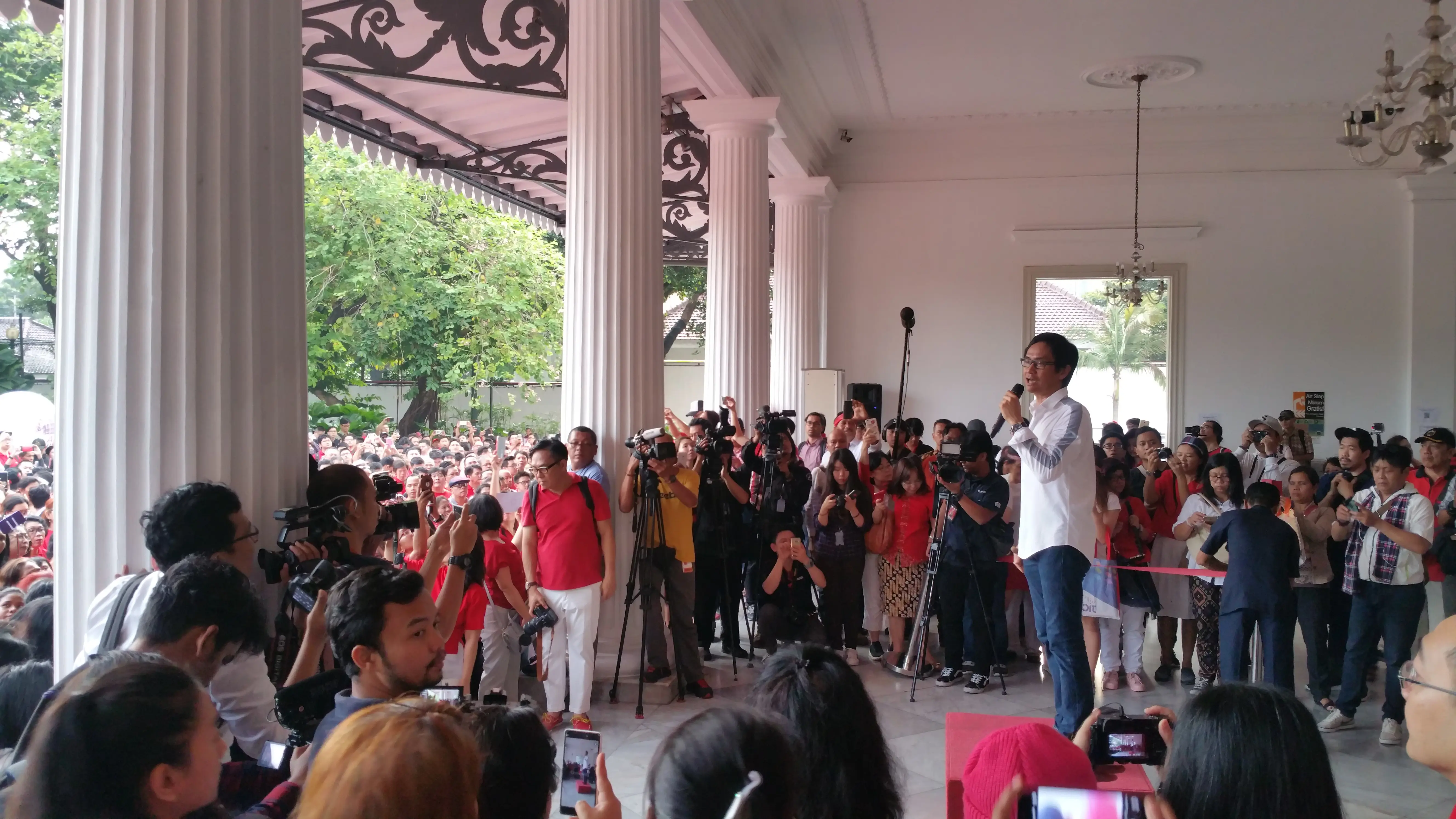 Musisi kondang Adi MS menjadi pemandu alunan lagu para pendukung Ahok di Balai Kota. (Liputan6.com/Nanda Perdana Putra)