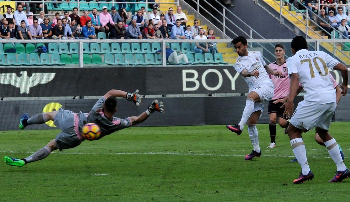 Striker AC Milan, Suso, mencetak gol pertama ke gawang Palermo dalam laga pekan ke-12 Serie A di Stadion Renzo Barbera, Minggu (6/11/2016). (AFP)