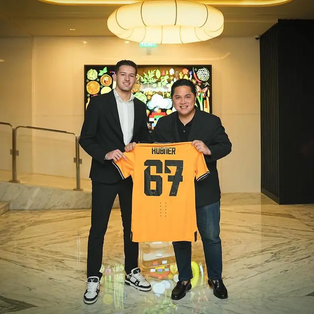 Justin Hubner bersama Ketua PSSI, Erick Thohir.